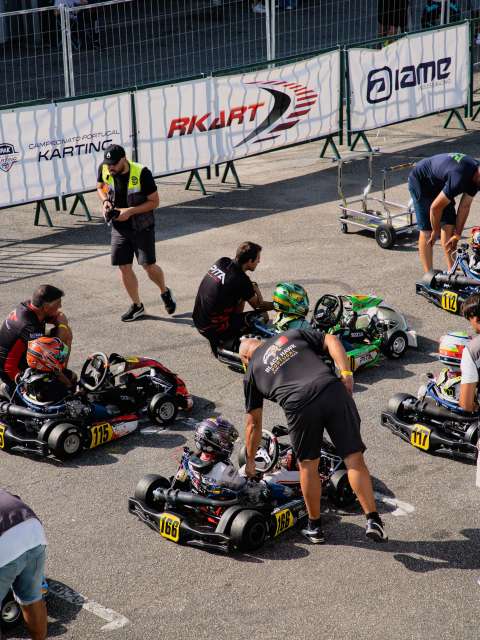 Karts parados à espera da Taça de Portugal 🇵🇹 
Estamos todos a aguardar por novembro, dias 20, 21 e 22 no Bombarral!