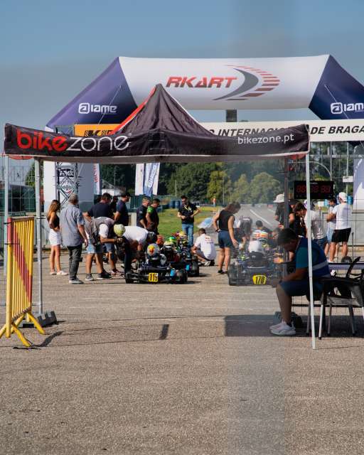 Daqui a um mês já estamos em montagens no @kiro_karting para a prova Taça de Portugal!
Vão ser 3 dias de pura adrenalina no Bombarral e a entrada é gratuita.
Marque já na sua agenda: 20, 21 e 22 de novembro! 🏁🏆