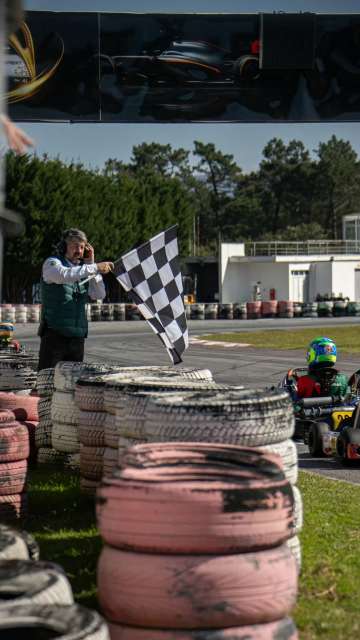 A bandeira cai… e o coração ainda acelera. 🏁🔥
Quem mais sente aquele arrepio na última volta?

#CPKarting #CampeonatoPortugalKarting #Categorias #OndeNascemCampeoes #Pilotos #DesportoMotorizado