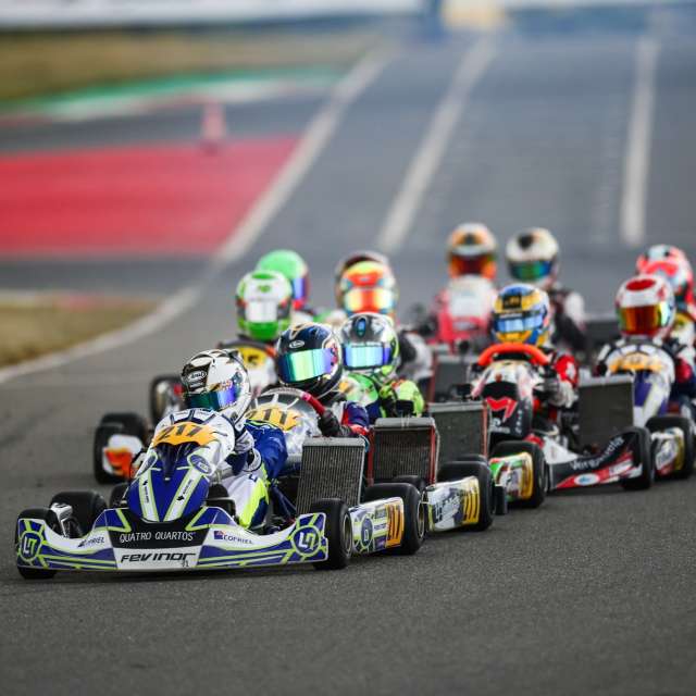 É na largada que tudo começa. 🏁

Num instante, o silêncio transforma-se em adrenalina pura — cada piloto luta pelo melhor arranque, cada milésimo conta. Foco total, reflexos no limite e a garra de quem quer chegar primeiro à primeira curva.

No Campeonato de Portugal de Karting, é aqui que se decide o ritmo da corrida. Quem arranca melhor, sonha mais alto. 🔥

Preparados para sentir esta emoção?

 #CPKarting #CampeonatoPortugalKarting #Categorias #DesportoMotorizado #Pilotos #OndeNascemCampeoes