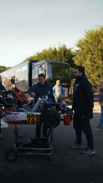 🏁 Sabes quem garante que tudo corre na perfeição em pista?

No Campeonato de Portugal de Karting, há duas figuras-chave que fazem toda a diferença — e não são a mesma coisa 👇

🔹 Diretor de Prova
É o responsável máximo pelo evento. Garante que tudo está conforme os regulamentos, supervisiona a organização e toma decisões estratégicas fora e dentro da pista.

🔹 Diretor de Corrida
Está no coração da ação! Coordena tudo o que acontece em pista: largadas, bandeiras, incidentes e segurança durante as corridas.

👉 Resumindo:
O Diretor de Prova gere o evento.
O Diretor de Corrida gere a corrida.

Dois papéis diferentes, um objetivo comum: segurança, justiça e espetáculo ao mais alto nível! 🏎️💨

#CampeonatoPortugalKarting #DesportoMotorizado #CPKarting #Pilotos #OndeNascemCampeoes #Categorias #DiretorProva #DiretorCorrida