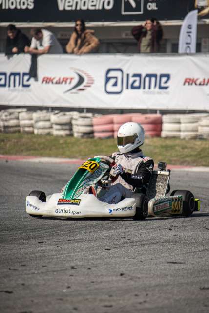 Sabia que o Campeonato de Portugal de Karting é o ponto de partida para muitos dos maiores talentos do automobilismo? 👀🏁

Foi neste tipo de competição que vários pilotos começaram a dar nas vistas, desenvolvendo as bases que mais tarde os levaram a competir a nível internacional 🚀

Mais do que velocidade, aqui treinam-se reflexos, estratégia e consistência, ingredientes essenciais para qualquer futuro campeão! 💪🔥

#CPKarting #CampeonatoPortugalKarting #DesportoMotorizado #OndeNascemCampeoes #Categorias #Pilotos