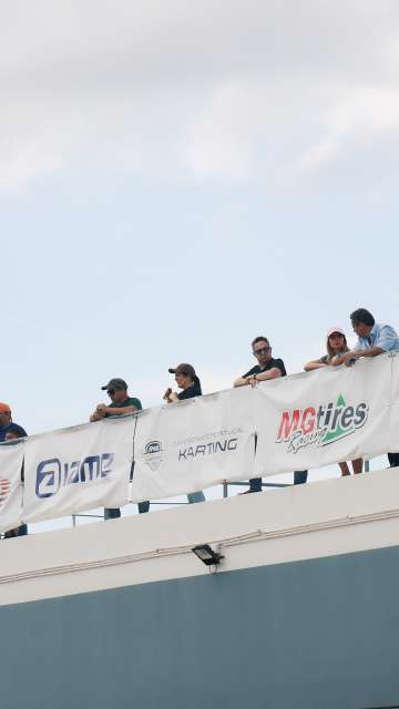 A cada prova as famílias dos nossos pilotos vibram e "sofrem" com eles!

Celebrar as vitórias e aprender com as derrotas - este é o lema de cada família, que não perde um segundo destes fins-de-semana.

O Karting é uma competição de família e as nossas já estão a caminho de Castelo Branco.
Dias 30 e 31 de maio acontece a nossa 3a prova!

#DesportoMotorizado #CPKarting #OndeNascemCampeoes #CampeonatoPortugalKarting #Categorias #Pilotos #Familias #Portimao #CasteloBranco