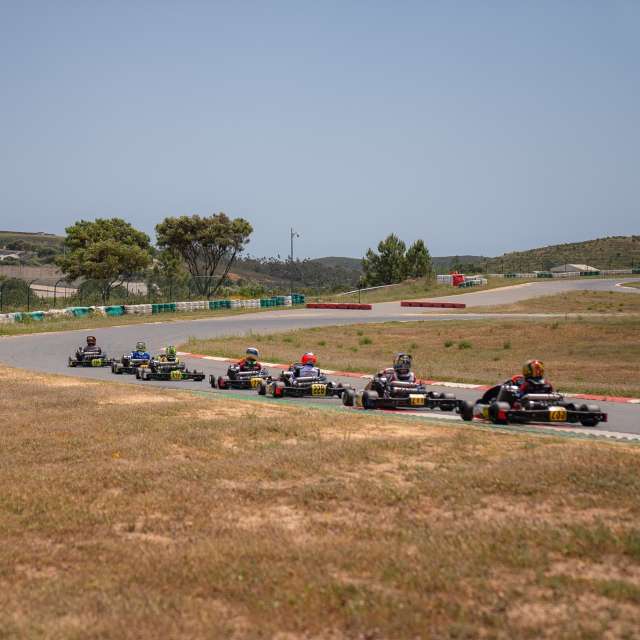 Na pista, a distância encurta e a emoção dispara 🚀
Aqui vai tudo coladinho: curvas fechadas, ultrapassagens no limite e aquela adrenalina que não dá espaço para respirar.

No karting, cada volta é vivida lado a lado: intensidade máxima, competição pura e pilotos sempre juntos, a lutar por cada milésimo. 🏁🔥

 #CampeonatoPortugalKarting #CPKarting #DesportoMotorizado #OndeNascemCampeoes #Categorias #Pilotos