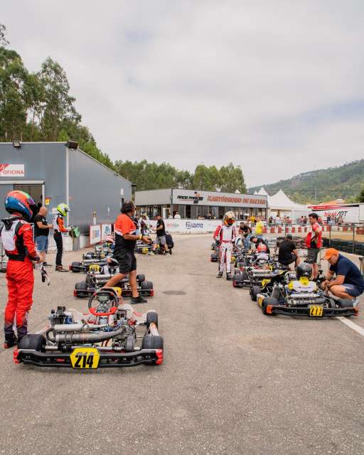 A emoção da partida momentos antes de acontecer.

Este ano já passámos por:
📍 Viana do Castelo
📍 Portimão
📍 Castelo Branco
📍 Baltar

A final do CPK está prestes a acontecer!

 #BastidoresCPK #CampeonatoPortugalKarting #OndeNascemCampeoes #CPKarting #DesportoMotorizado #FinalCPK #Braga #CasteloBranco #Portimao #VianadoCastelo #Baltar