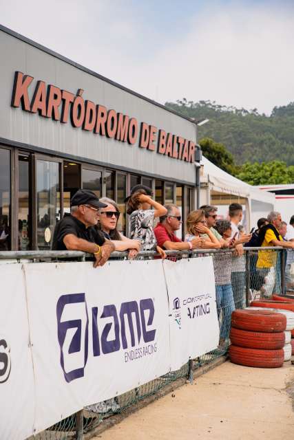 🏁 Há uma equipa que está sempre na grelha de partida: a família. ❤️

A cada prova, há vitórias para celebrar, desafios para ultrapassar e dias que não correm como esperado. E, em todos eles, o apoio de quem está ao lado dos nossos pilotos faz a diferença.

São as palavras antes da corrida, o abraço depois de uma prova difícil, a presença nas conquistas e, sobretudo, a confiança para continuar.

Porque por trás de cada piloto há uma família que acredita, acompanha e nunca deixa de apoiar.

A cada curva, a cada desafio, juntos. 🏎️💨

#CPKarting #CampeonatoPortugalKarting #OndeNascemCampeoes #Pilotos #DesportoMotorizado #Categorias #BastidoresCPK #Baltar #Familias